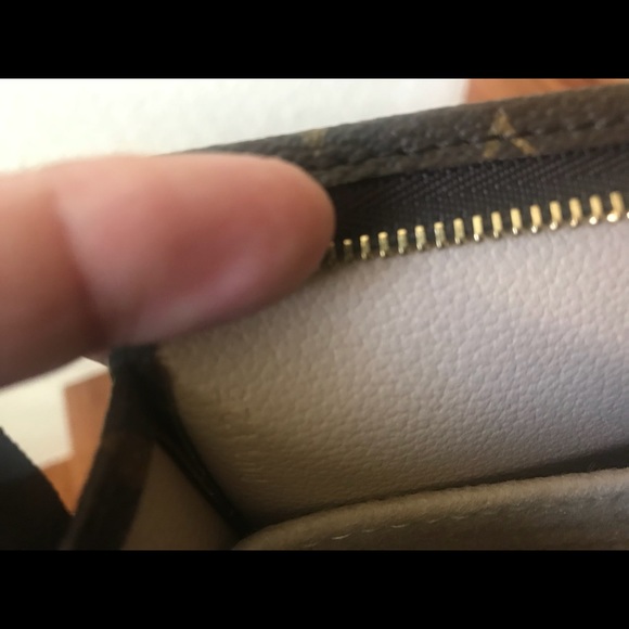 SOLD !!! LV Toiletry 26 - Picture 6 of 8